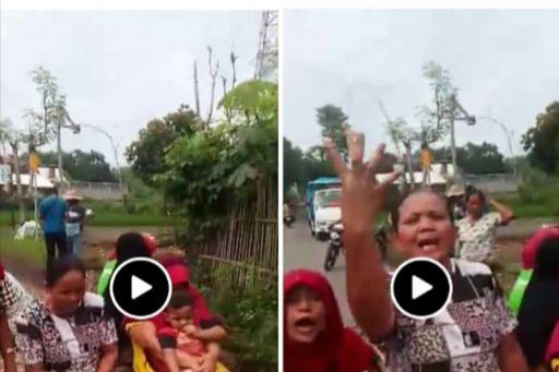 <em>Emak</em>-<em>emak</em> di Probolinggo Blokade Jalan Rusak Dilewati Truk Pasir