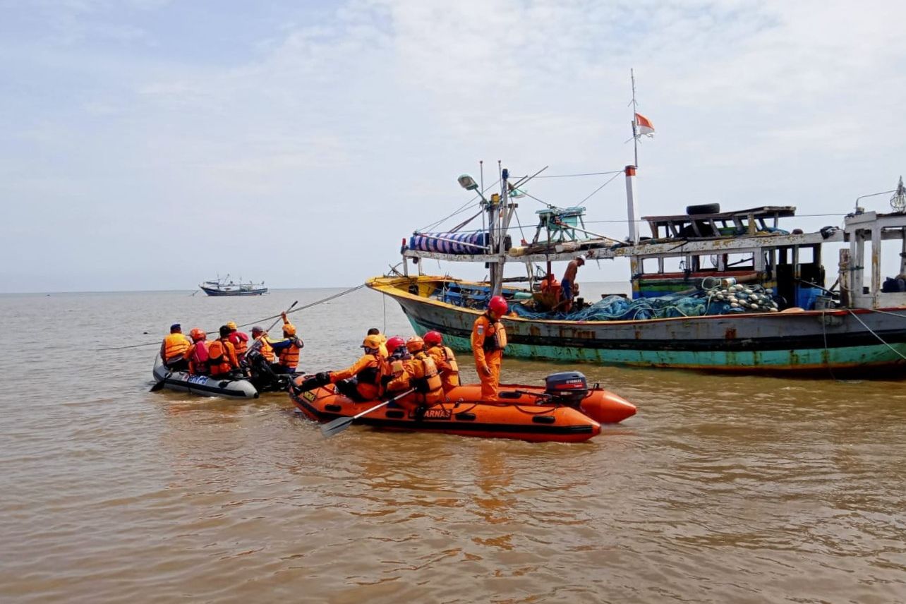 Nelayan Terjatuh saat Tarik Jaring di Laut Probolinggo Belum Ditemukan