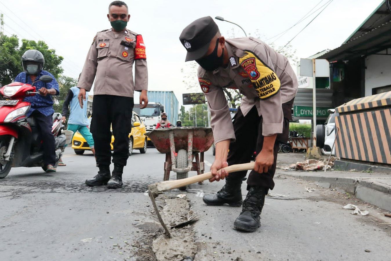 Cegah Kecelakaan, Anggota Polsek Ini Tambal Jalan Berlubang