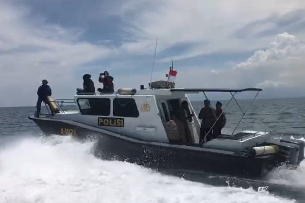 Polairud Kawal Distribusi Logistik Pilkades ke Gili Ketapang Probolinggo