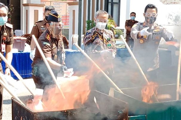 Kejari Kabupaten Probolinggo Musnahkan Narkoba hingga Rokok Ilegal