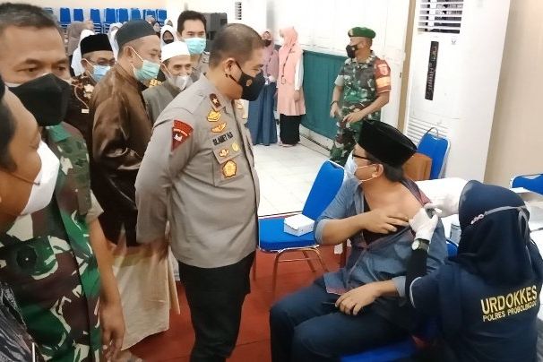 Wakapolda Jatim Tinjau Vaksinasi <em>Booster</em> di Ponpes Nurul Jadid Probolinggo