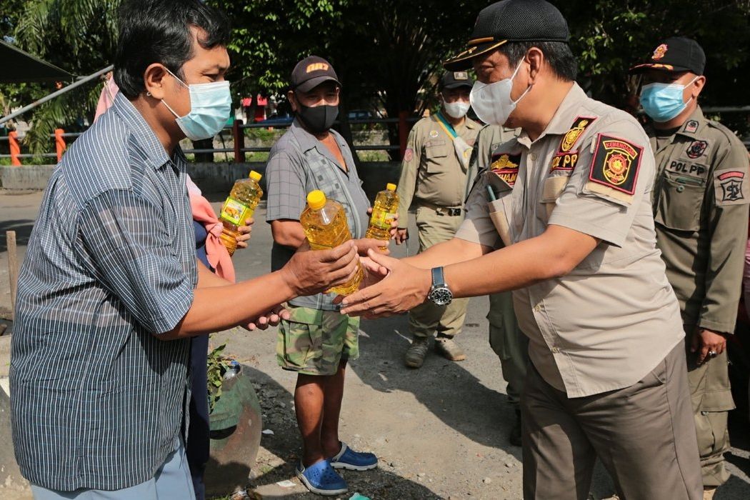 Satpol PP dan Satlinmas Surabaya Bagikan Migor Gratis ke Warga
