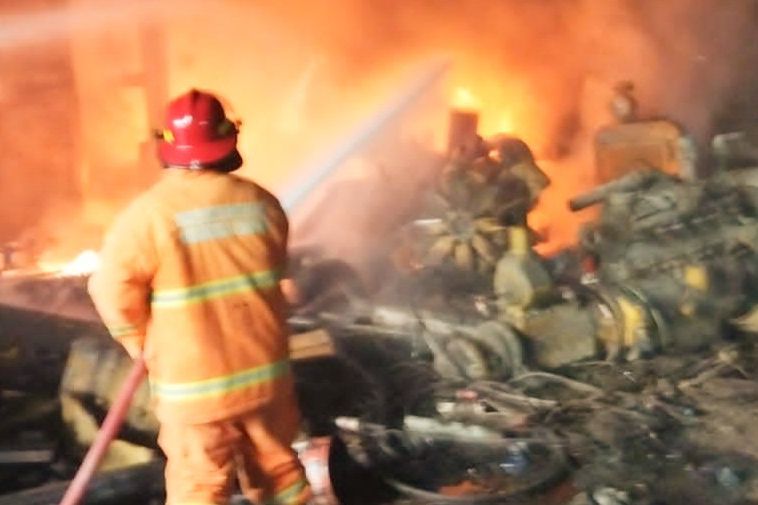 Diduga dari Pengelasan, Gudang Besi Tua di Gresik Ludes Terbakar