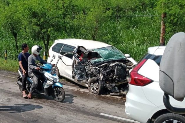 Minibus Vs Truk Tangki di Jalan Pantai Bentar Probolinggo, Pengemudi Tewas