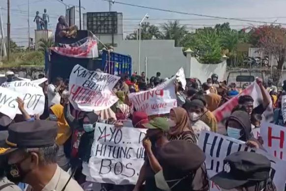 Tuduh Ada Kecurangan, Pendukung Cakades Pajurangan Probolinggo Desak Hitung Ulang