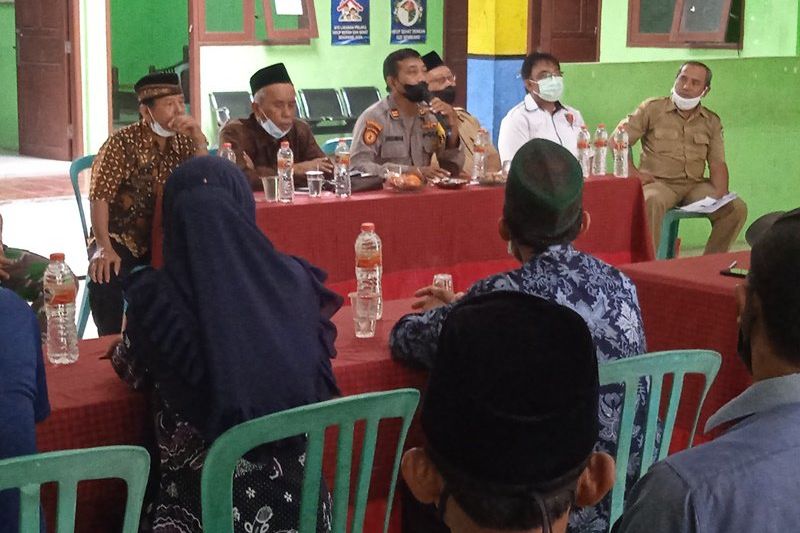 Warga Dusun Wudi Lamongan Datangi Balai Desa Protes Penggantian Guru Ngaji