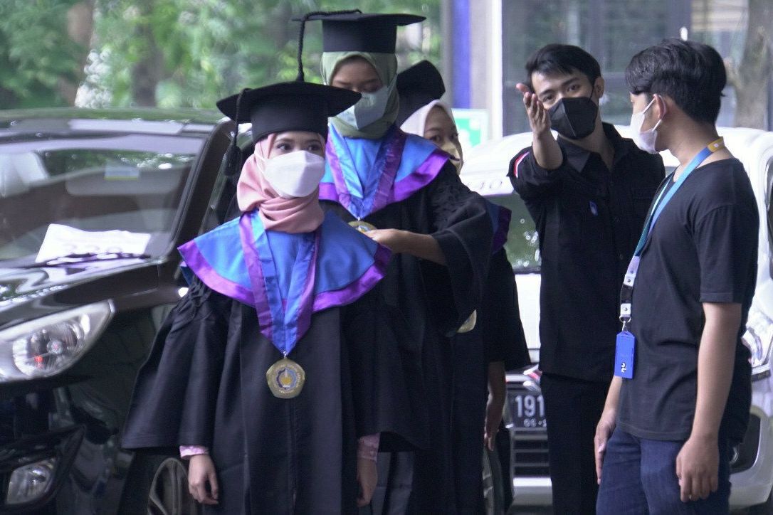1.078 Wisudawan Dikukuhkan dalam Wisuda Drive Thru ITS ke-125