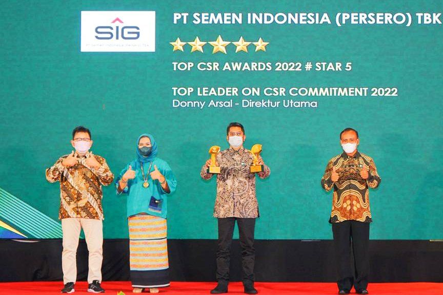 SIG Terima Penghargaan <em>Top Leader on CSR Commitment</em> dan <em>Top CSR Awards 2022</em>