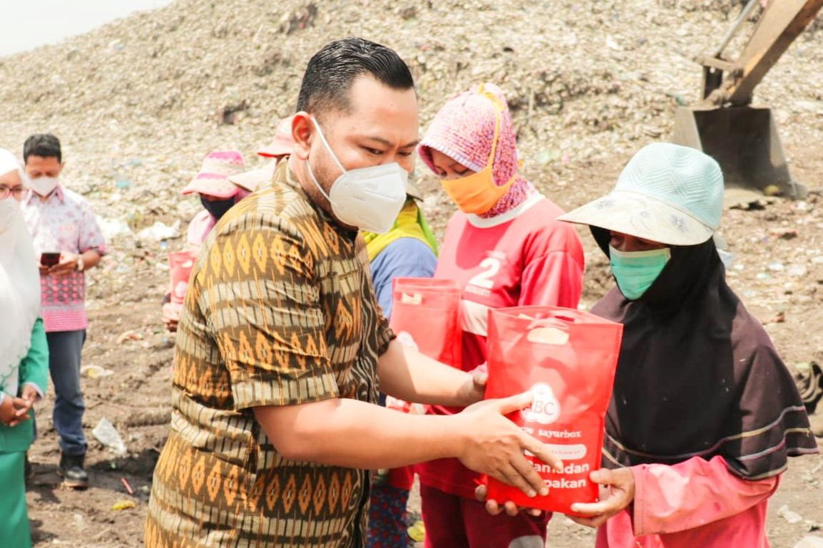 Gusdurian bersama Formagam dan PGI Gresik Salurkan Sembako ke Pemulung