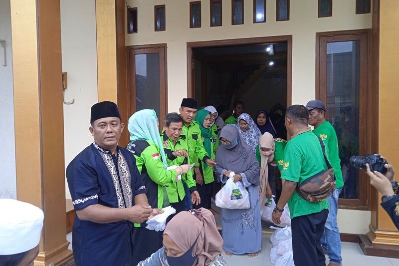 Relawan Tapal Kuda NKRI Bagikan 100 Paket Sembako di Lamongan