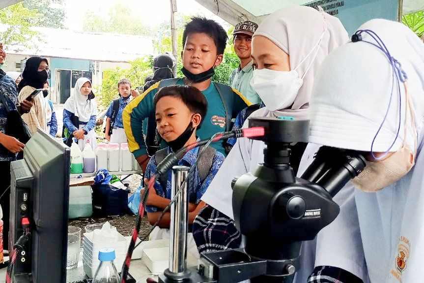 <em>Ngabuburit</em>, Ecoton Beri Edukasi Siswa tentang Limbah Mikroplastik