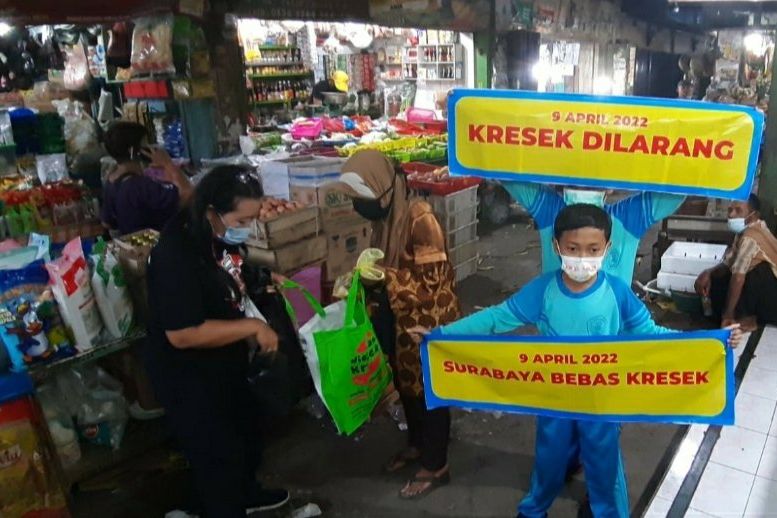 Pemkot Surabaya dan Komunitas Nol Sampah Bagikan Kantong Nonplastik