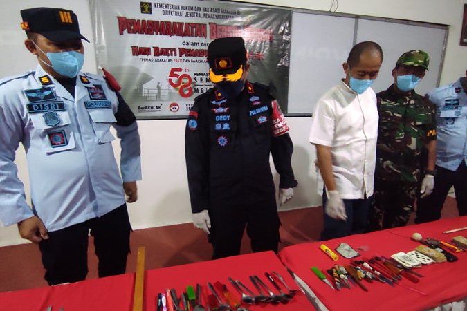 Pisau hingga Handphone Rakitan Disita dari Sel Lapas Mojokerto