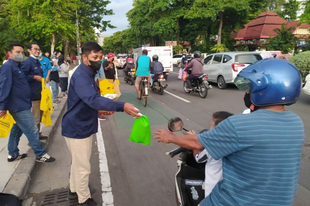 Diet Plastik, Wartawan dan Komunitas Nol Sampah Bagi Takjil Berkantong Nonplastik