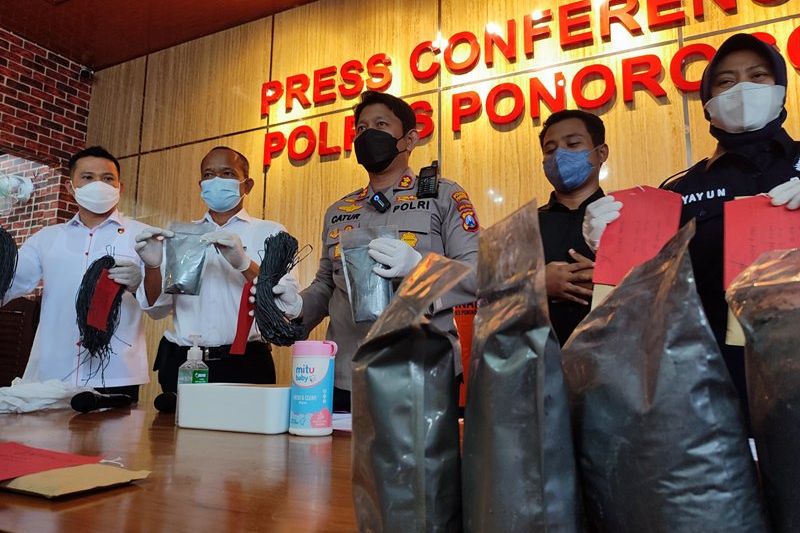 Polres Ponorogo Tangkap Penjual dan Pembeli Serbuk Petasan 9 Kilogram