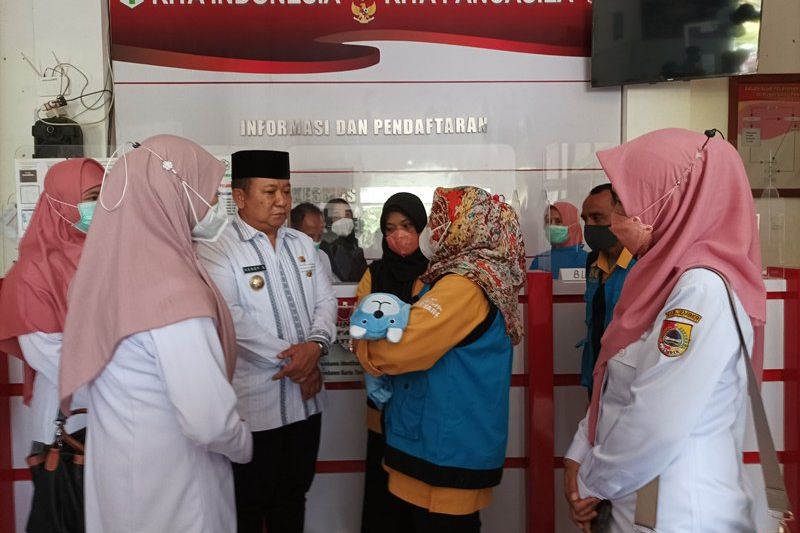 Serahkan Bayi yang Dibuang ke Dinsos Jatim, Bupati Jember Terharu