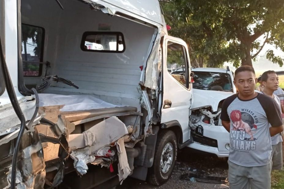 Mobil Jenazah Terlibat Kecelakaan Karambol di Jalur Pantura Probolinggo