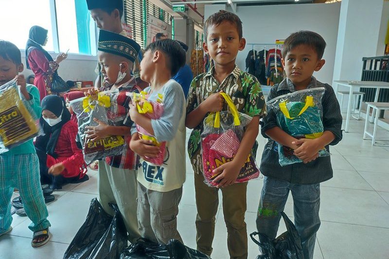 Terima Bantuan Uang, Anak-Anak Yatim Piatu di Ponorogo Bebas Pilih Baju Lebaran