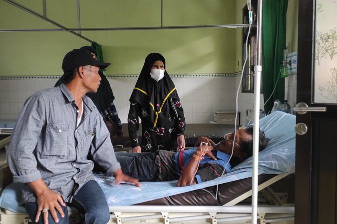 Sarang Tawon Dilempar Anak-Anak, Ratusan Tawon Serang Warga Lansia