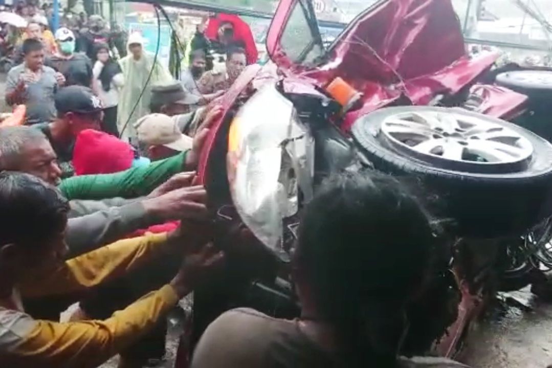 Truk <em>Trailer</em> Tabrak Mobil di Gresik, Sopir Mobil Tewas