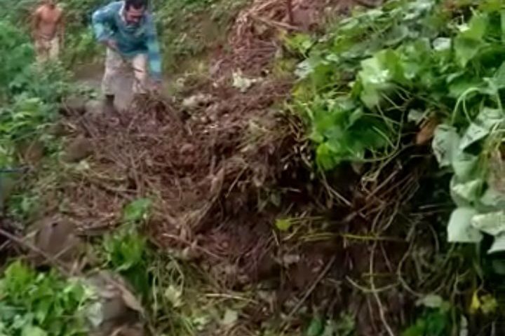 Longsor Timbun Jalan Desa di Probolinggo, Belasan Rumah Nyaris Terisolir