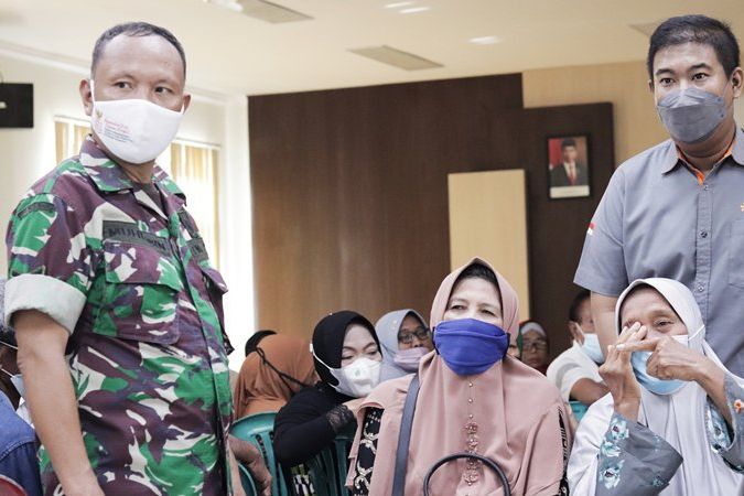 Kodim 0817 Gresik dan Klinik Mata KMU Gelar Operasi Katarak Gratis