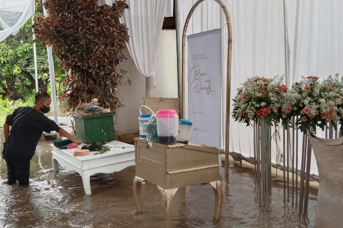 Banjir di Probolinggo Rendam Tempat Pernikahan hingga Jalur Pantura