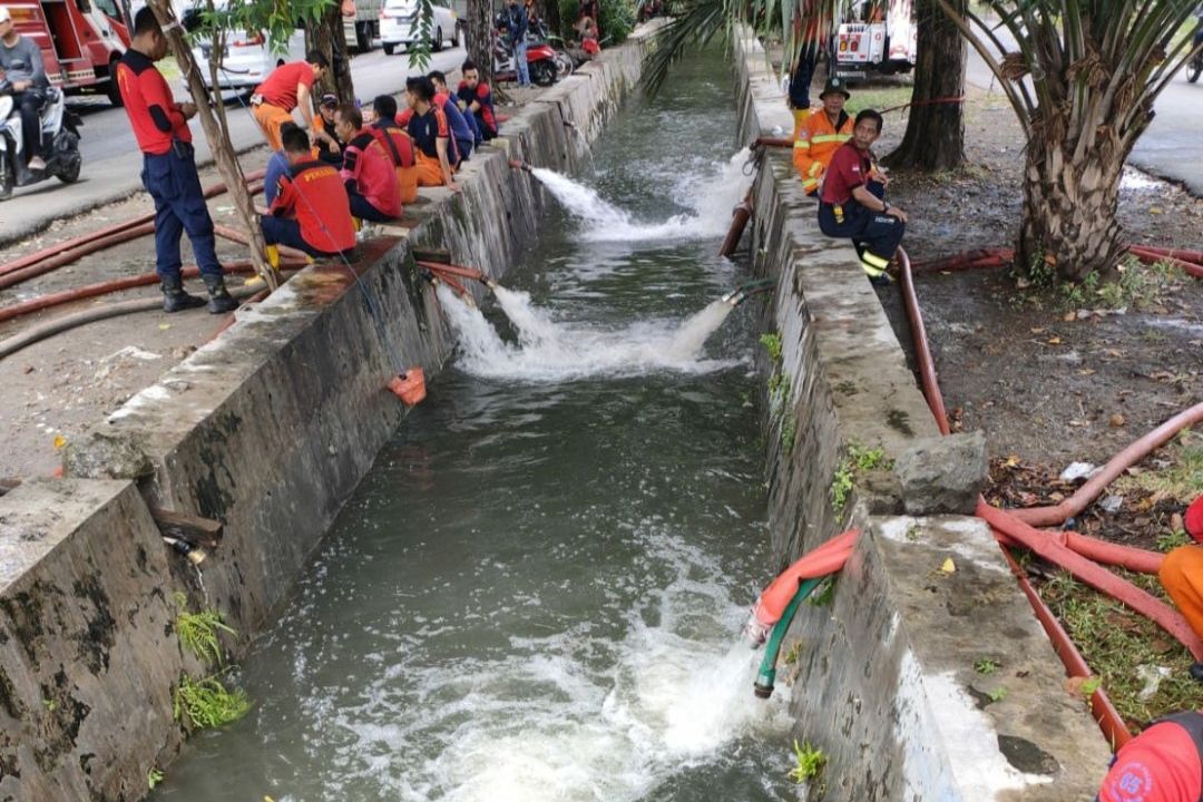 Belasan Mobil Damkar hingga Normalisasi Saluran Atasi Genangan di Surabaya