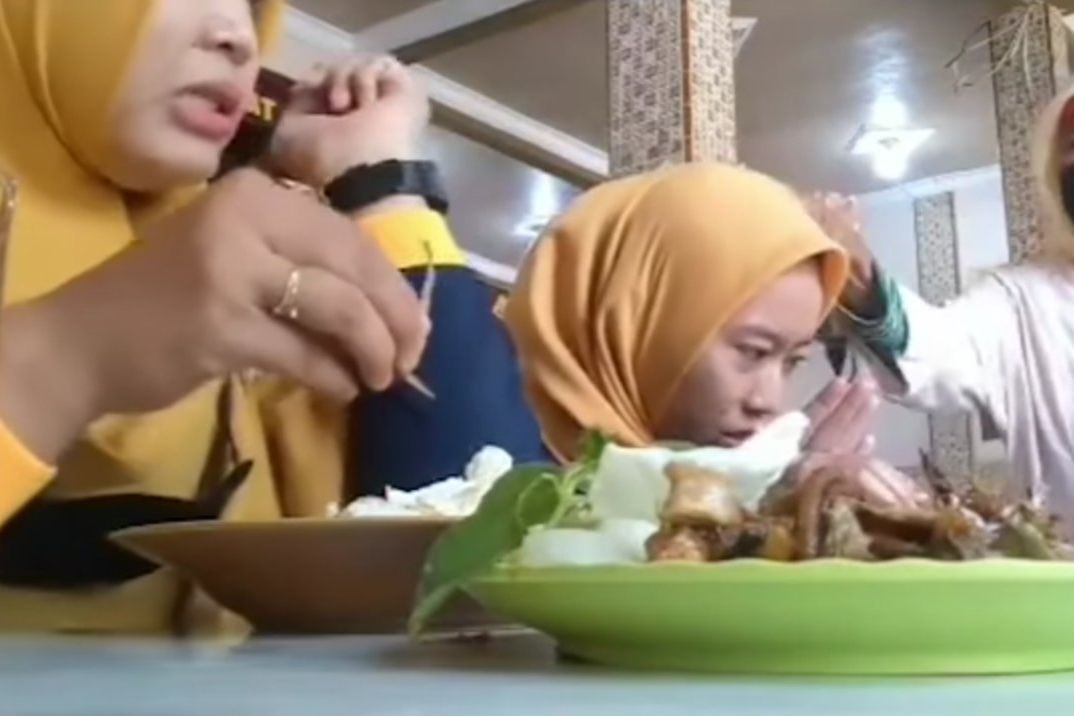 Viral Ibu-ibu Pengemis di Probolinggo Getok Kepala Orang Karena Tak Dikasih Uang