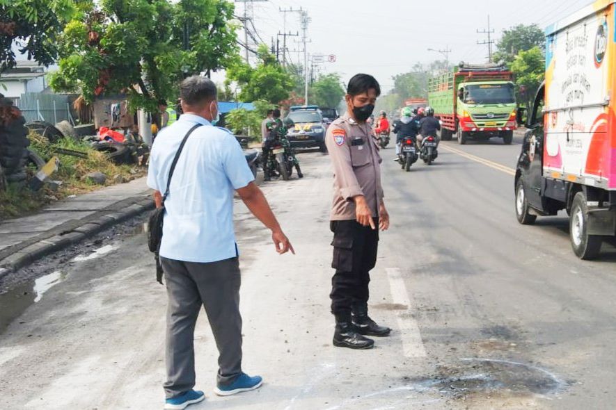 Motor Senggol Truk, Pekerja Pabrik Tewas Kecelakaan di Gresik