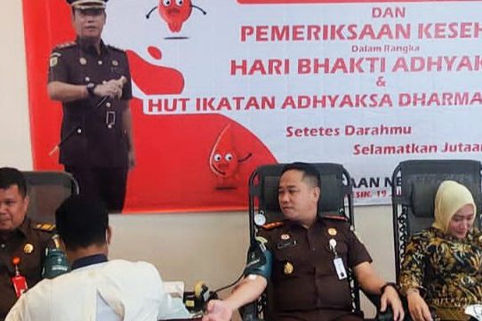 Kejari Gresik Rangkai HBA ke-62 Dengan Donor Darah