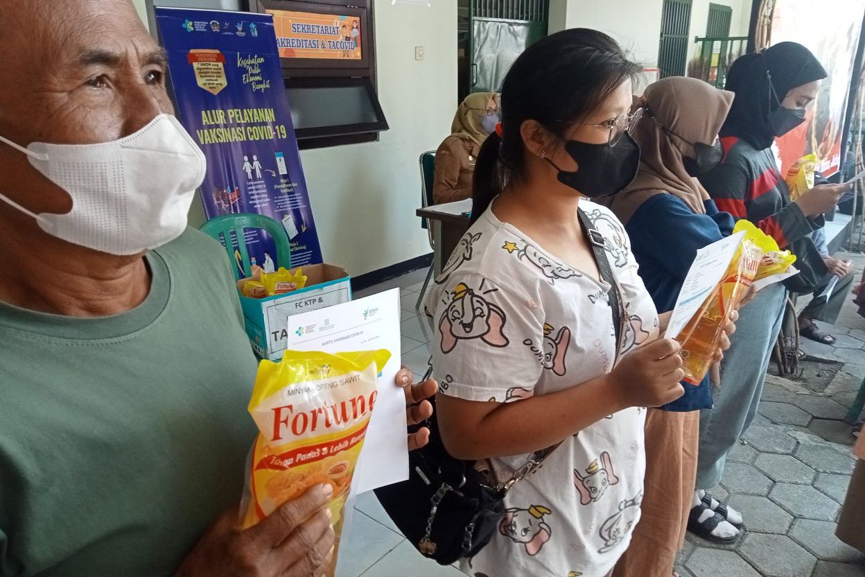 Tingkatkan Minat Warga untuk Ikut Vaksinasi, BIN Bagikan Minyak Goreng