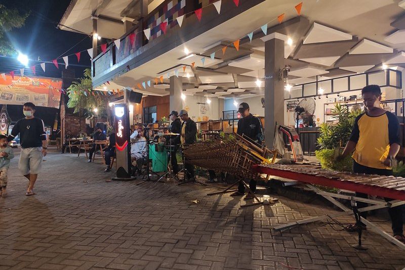 HUT RI, Resto di Mojokerto Sajikan Menu Tradisional dan Lomba Khas Kemerdekaan