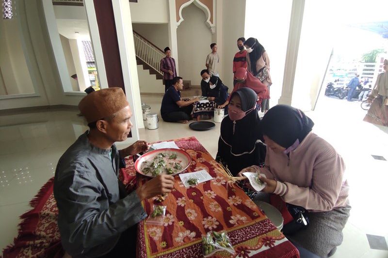 Berharap Hamil dengan Makan Kurma Masjid Al Mubarok, Ratusan Pasutri Antre Sejak Subuh