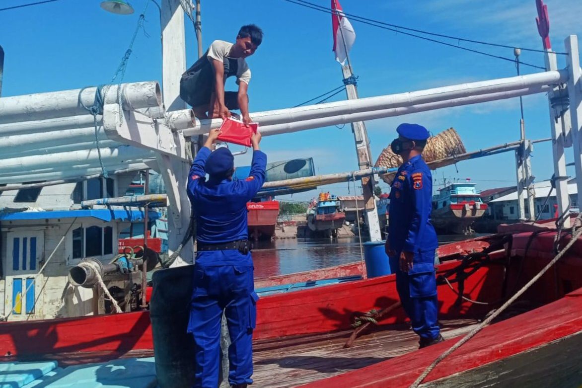 HUT RI ke-77 , Satpolairud Ganti Bendera Merah Putih Usang Nelayan Probolinggo