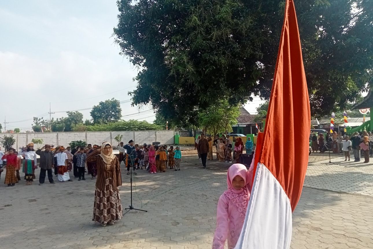 Upacara 17 Agustus, Siswa di SD ini Kenakan Pakaian Adat

 