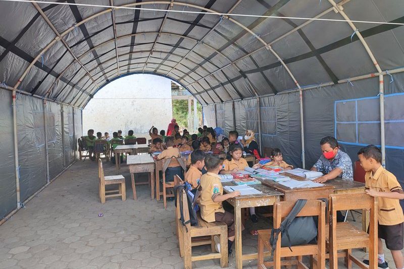 Ruang Kelas Rusak, Puluhan Siswa SD di Ponorogo Belajar di Tenda