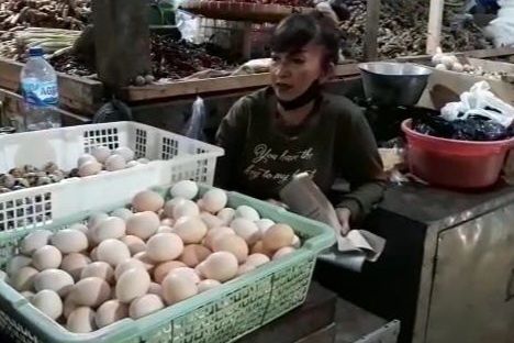 Telur Ayam Rp35 Ribu, Pedagang dan Konsumen di Probolinggo Mengeluh