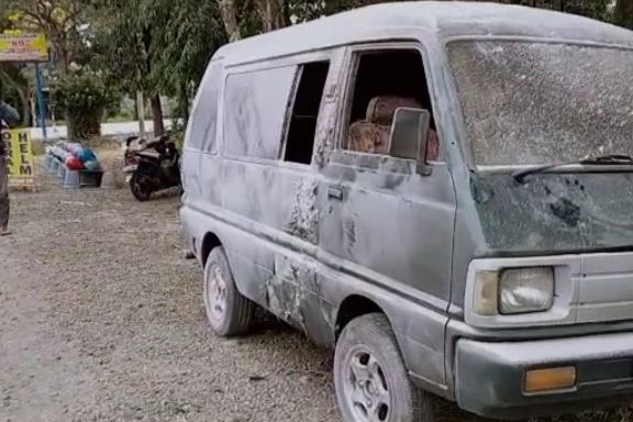 Mobil Angkut 15 Jerigen Berisi BBM di Probolinggo Terbakar 
