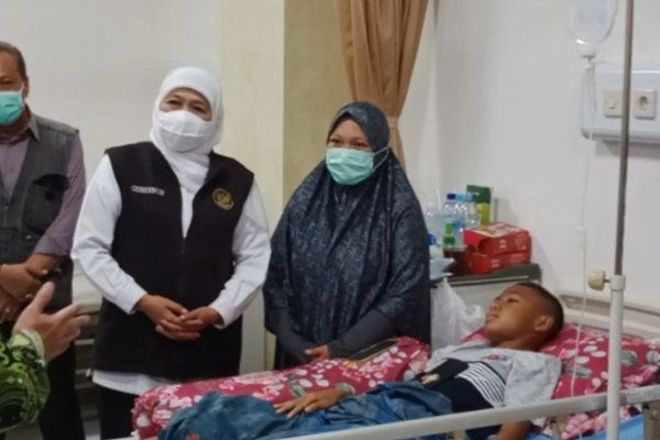 Sambangi Siswa dan Guru Korban Jembatan Gantung Ambruk, Gubernur Khofifah Beri Semangat