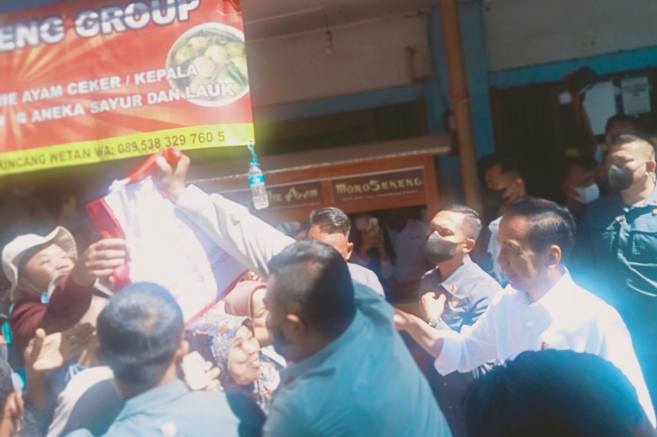 Mampir di Pasar Sukolilo Madiun, Jokowi Tanyakan Inflasi 

 
