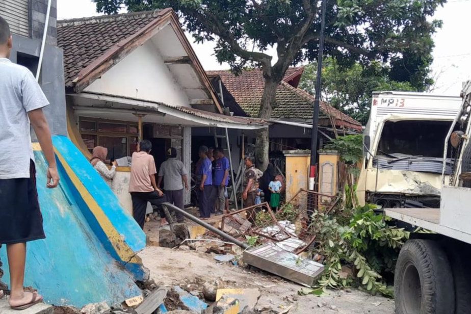 Bus Maut yang Kecelakaan Beruntun di Jalur Wisata Bromo, Juga Tabrak Rumah Warga