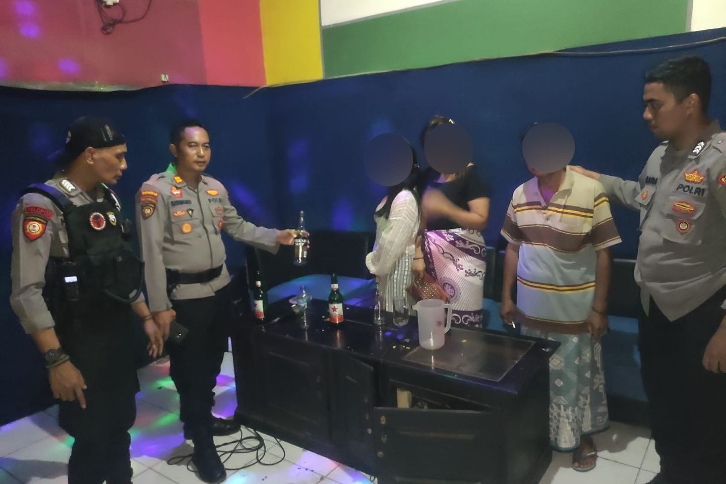 <strong>Polisi Sweeping Tempat Karaoke di Probolinggo yang Jual Miras saat Ramadan</strong>