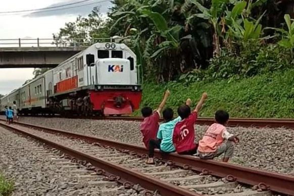 <strong>KAI Imbau Masyarakat Tidak Ngabuburit di Perlintasan Kereta Api</strong>