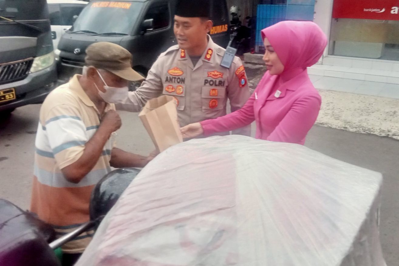 Polres Madiun Bagi Takjil dan Sembako Dari Hasil Sedekah Rutin Para Anggota