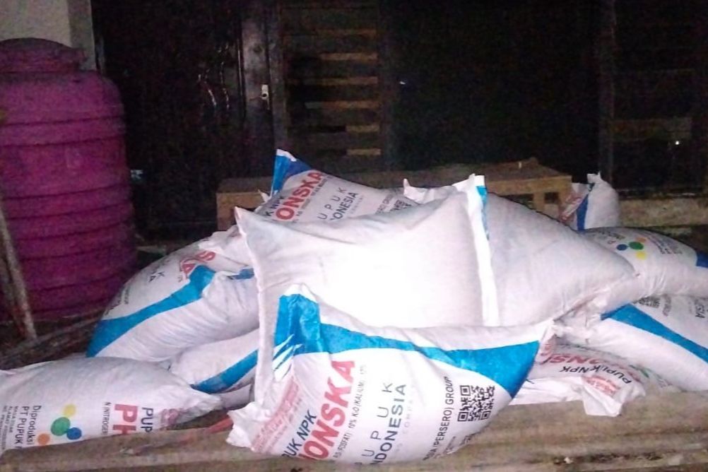 <strong>Warga Gerebek Mafia Pupuk di Dua Lokasi Wilayah Besuk Kabupaten Probolinggo</strong>