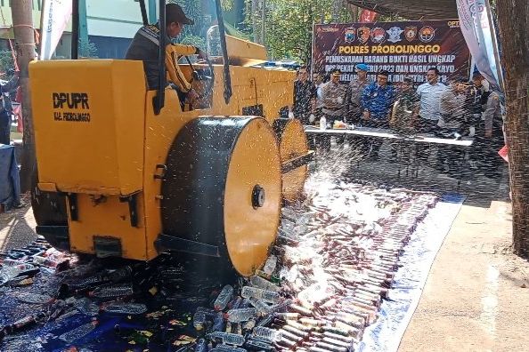 <strong>Jelang Lebaran, Polres Probolinggo Musnahkan 1610 Miras dan 110 Knalpot Brong</strong>

 