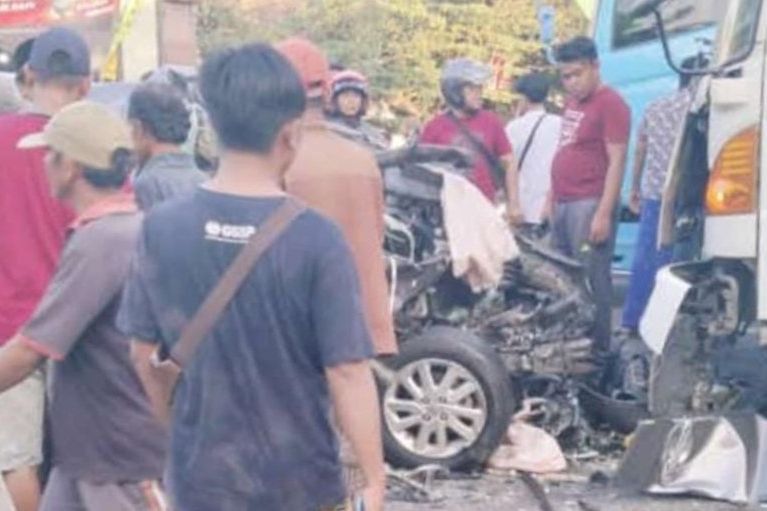 Mobilio Tabrakan dengan Kontainer di Jalur Pantura Jabung Candi Paiton, Pengemudi Tewas
