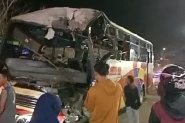 Bus PO Borobudur Tabrak Truk Kontainer di Jalur Pantura Nguling Probolinggo, Satu Orang Tewas